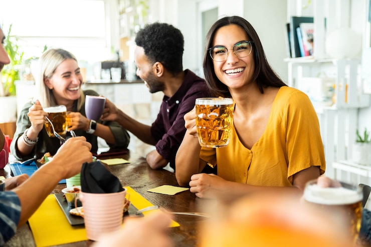 Foto amigos felizes almoçando juntos em um café-bar restaurante