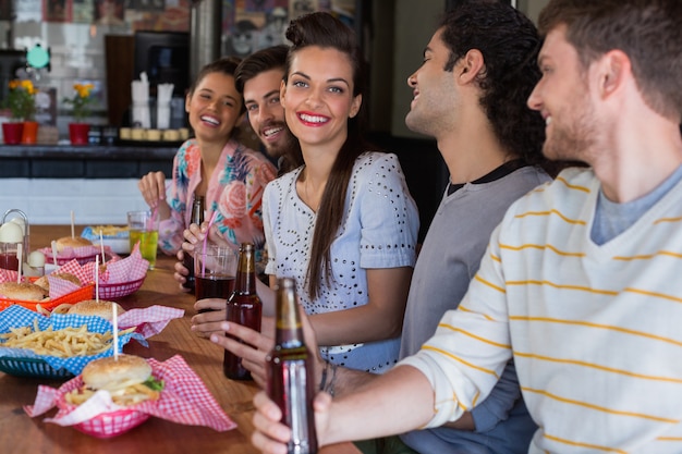 Amigos felizes almoçando no restaurante