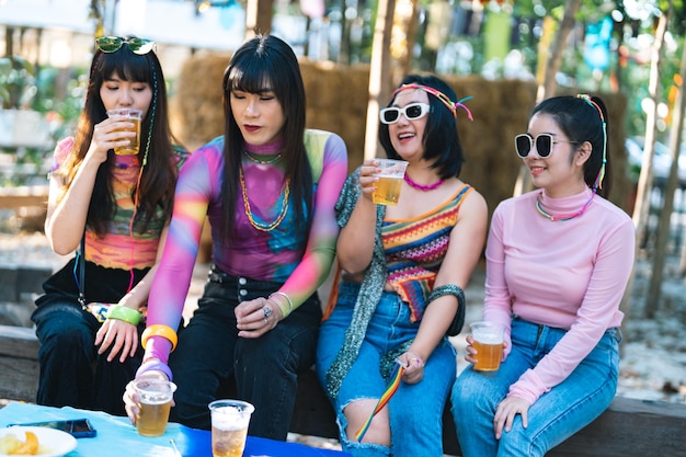 Amigos felizes ao ar livre na festa de verão amizade saindo com bebidas celebram brindes se divertindo no festival de música Férias de verão