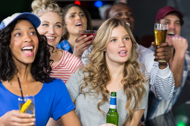 Amigos felizes assistindo esporte