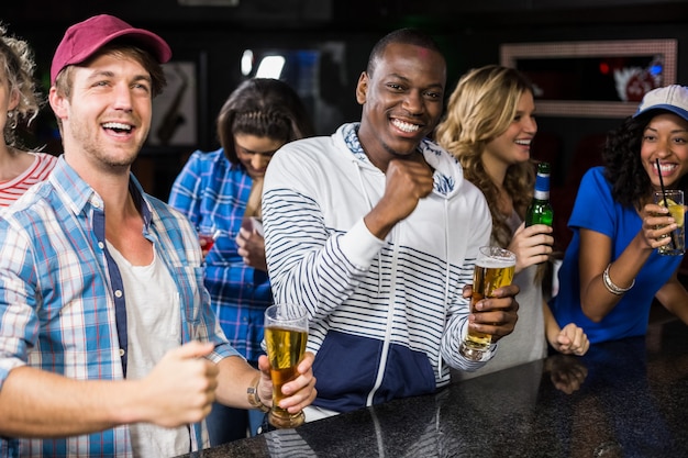 Amigos felizes assistindo esporte