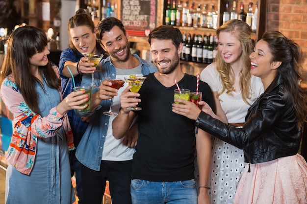 Amigos felizes brindando com taças