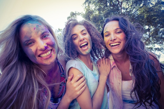 Foto amigos felizes cobertos de tinta em pó