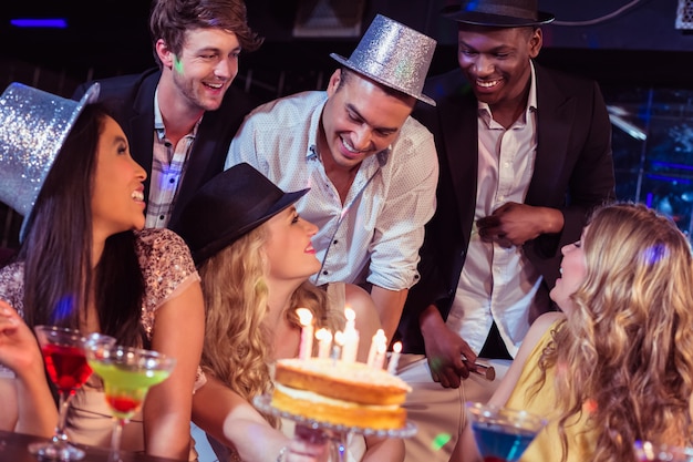 Amigos felizes comemorando aniversário