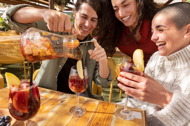 Amigos felizes de alto ângulo com bebidas