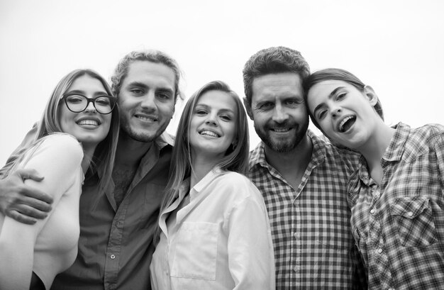 Foto amigos felizes de diversas culturas e raças tirando selfies estudantes se divertindo juventude e amizade