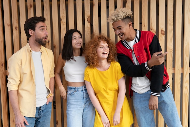 Foto amigos felizes de tiro médio