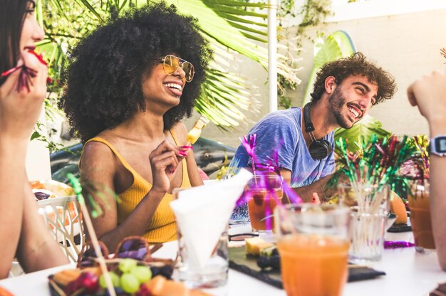 Foto amigos felizes durante uma reunião social