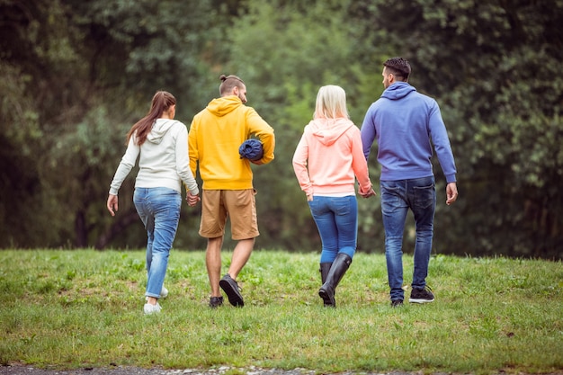 Amigos felizes em uma caminhada