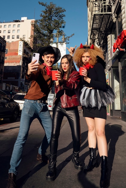 Amigos felizes festejando fora de tiro completo