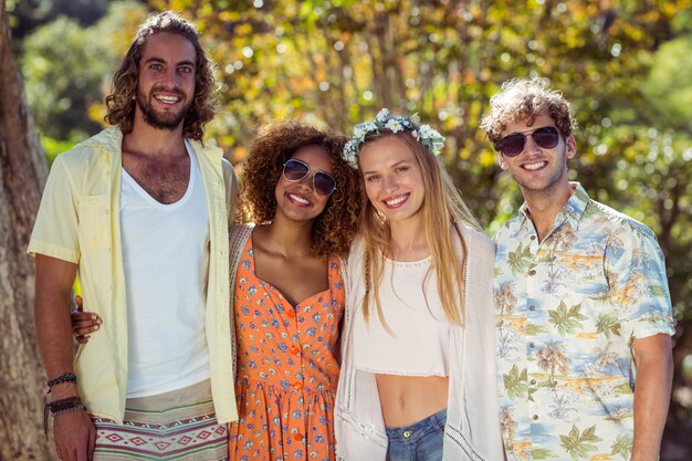 Amigos felizes juntos no parque