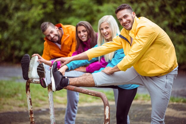 Amigos felizes na caminhada juntos