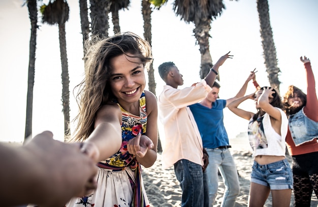 Foto amigos felizes na praia