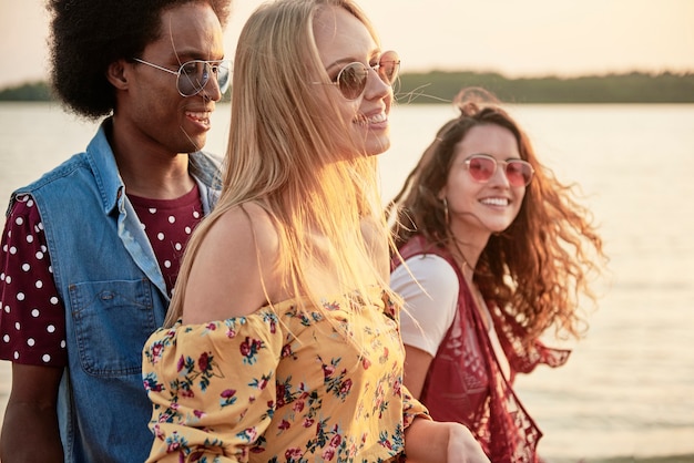 Amigos felizes na praia