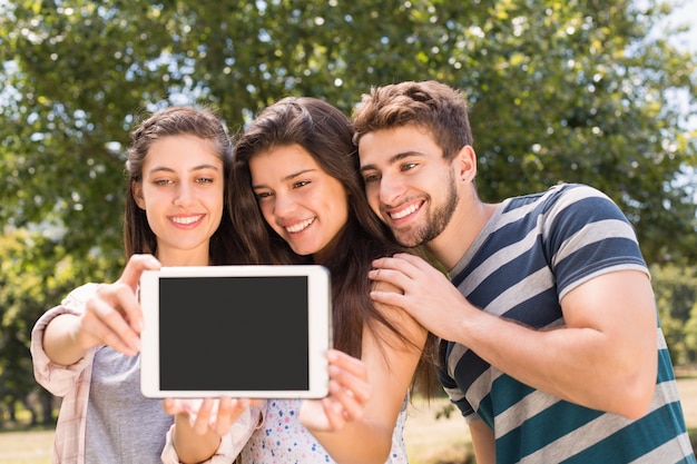 Amigos felizes no parque levando selfie