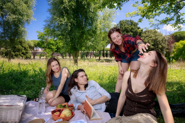 Amigos felizes no parque.