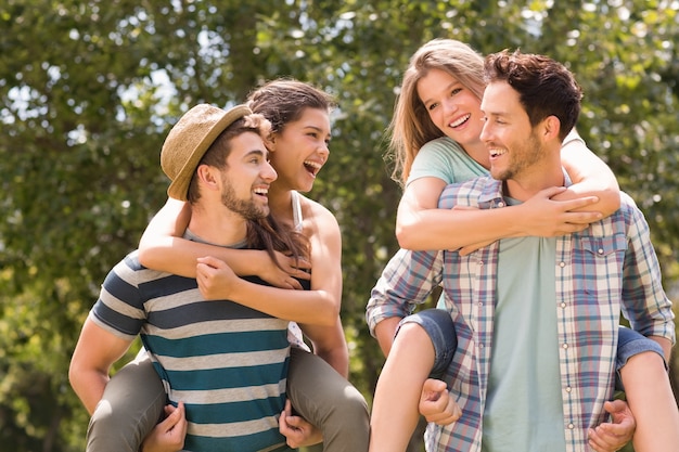 Amigos felizes no parque