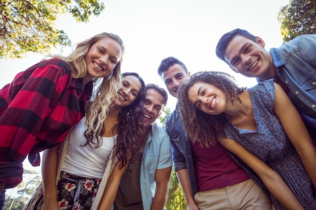 Amigos felizes no parque