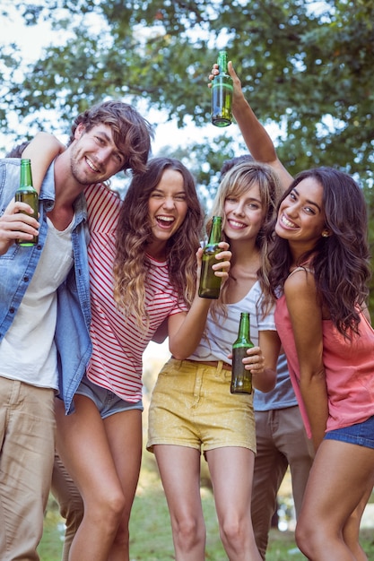 Amigos felizes no parque