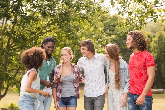 Amigos felizes no parque