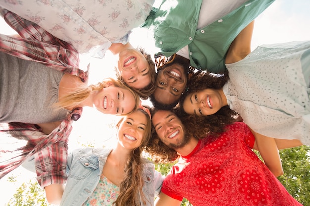 Amigos felizes no parque