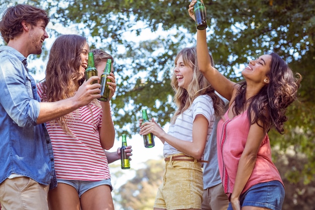 Amigos felizes no parque