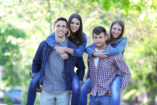 Amigos felizes no parque