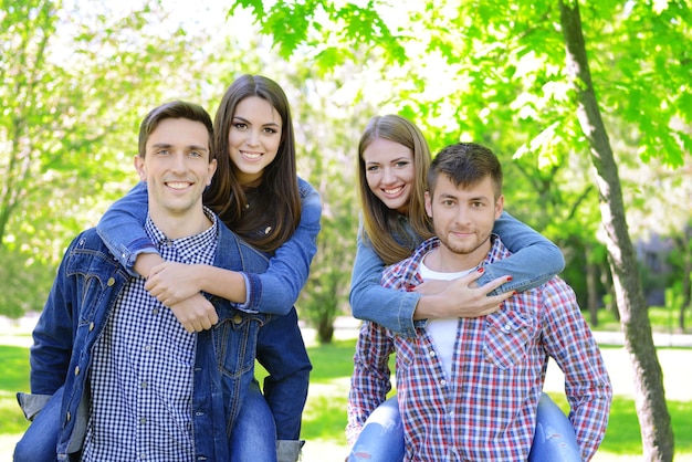 Foto amigos felizes no parque