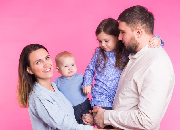 Foto amigos felizes olhando para longe contra um fundo colorido