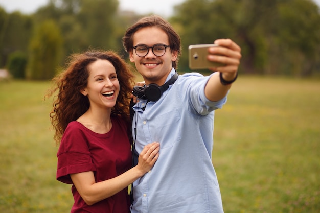 Amigos felizes passando um tempo juntos