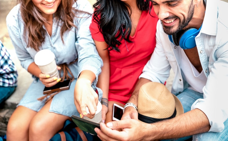 Foto amigos felizes se divertindo juntos em um local ao ar livre