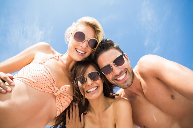 Amigos felizes se divertindo na praia