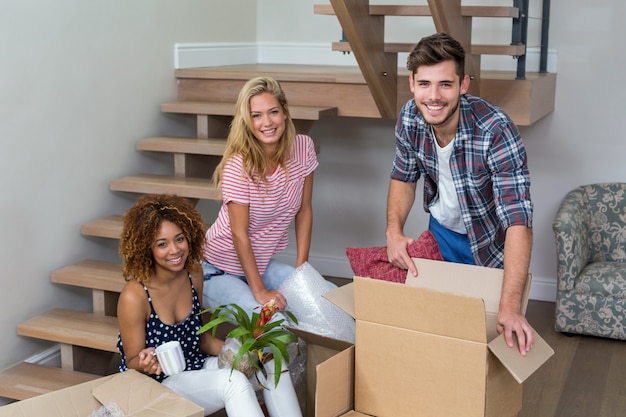 Amigos felizes se mudar em casa nova