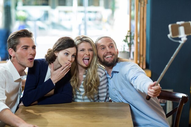 Foto amigos felizes tomando selfie do telefone móvel