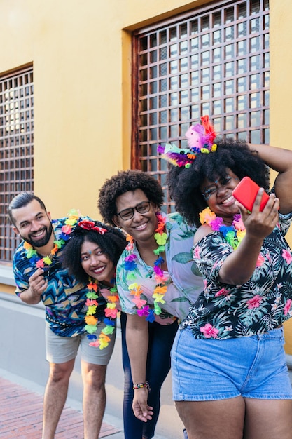 Amigos felizes tomando selfie em uma festa de carnaval no Brasil