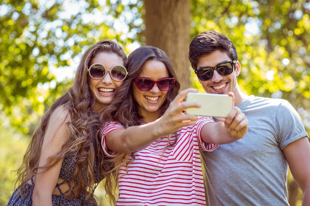 Amigos felizes tomando um selfie