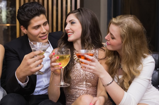 Amigos felizes tomando uma bebida juntos