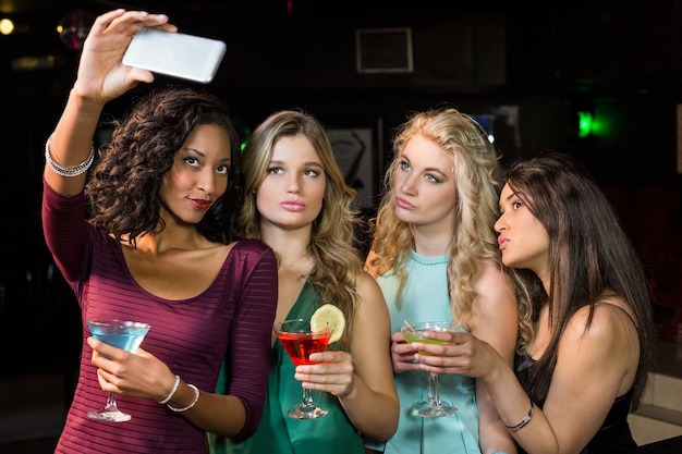 Foto amigos felizes tomando uma selfie