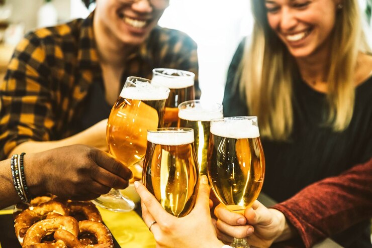 Foto amigos felizes torcendo copos de cerveja bar cervejaria pub