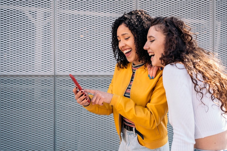 Foto amigos felizes usando o telefone