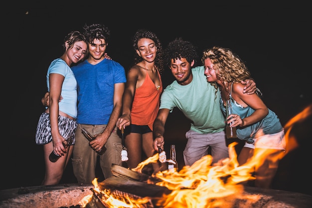 Amigos festejando na praia