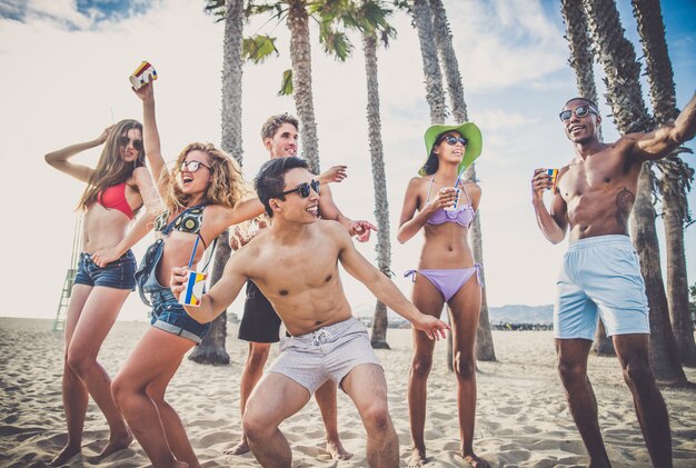 Amigos festejando na praia