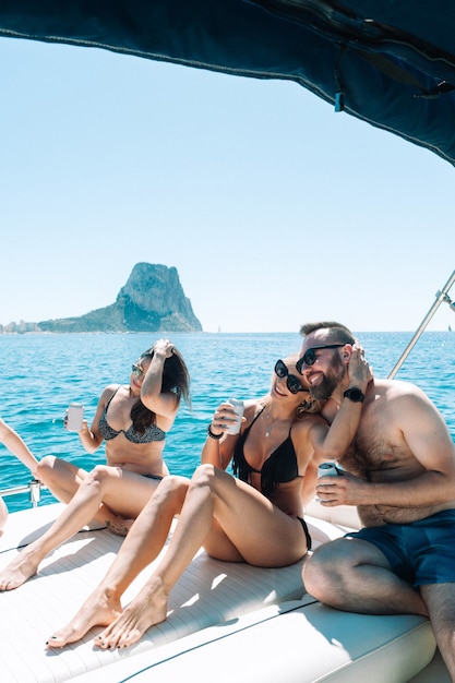 Amigos de fiesta en barco