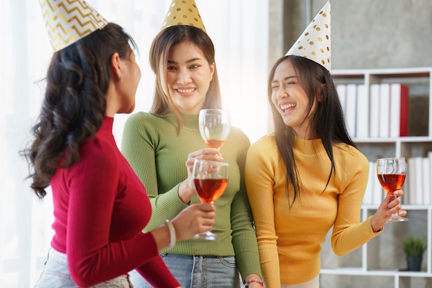 Amigos en la fiesta de cumpleaños tintineo de copas con champán y pizza disfrutando de la pizza navideña en la mesa Evento de fiesta navideña