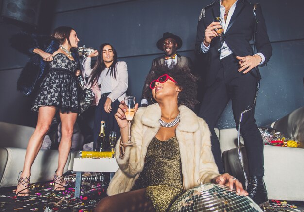 Foto amigos de fiesta en una discoteca