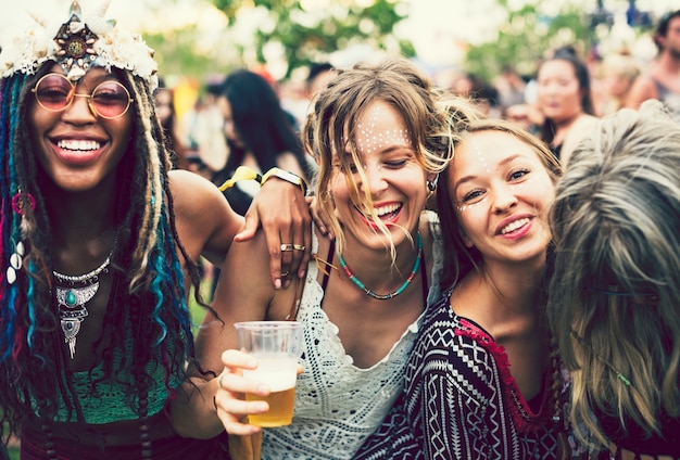 Amigos de fiesta en un festival de música