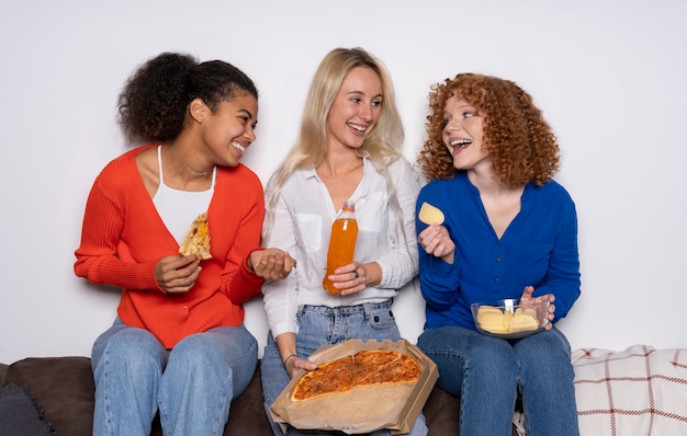 Amigos en una fiesta llena de gente en casa