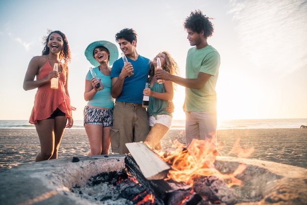 Amigos de fiesta en la playa