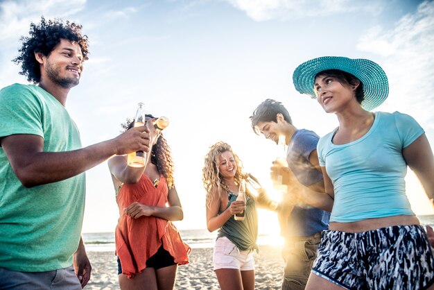 Amigos de fiesta en la playa