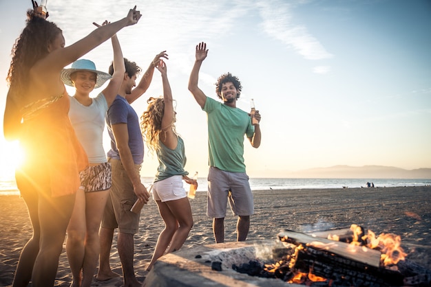 Amigos de fiesta en la playa